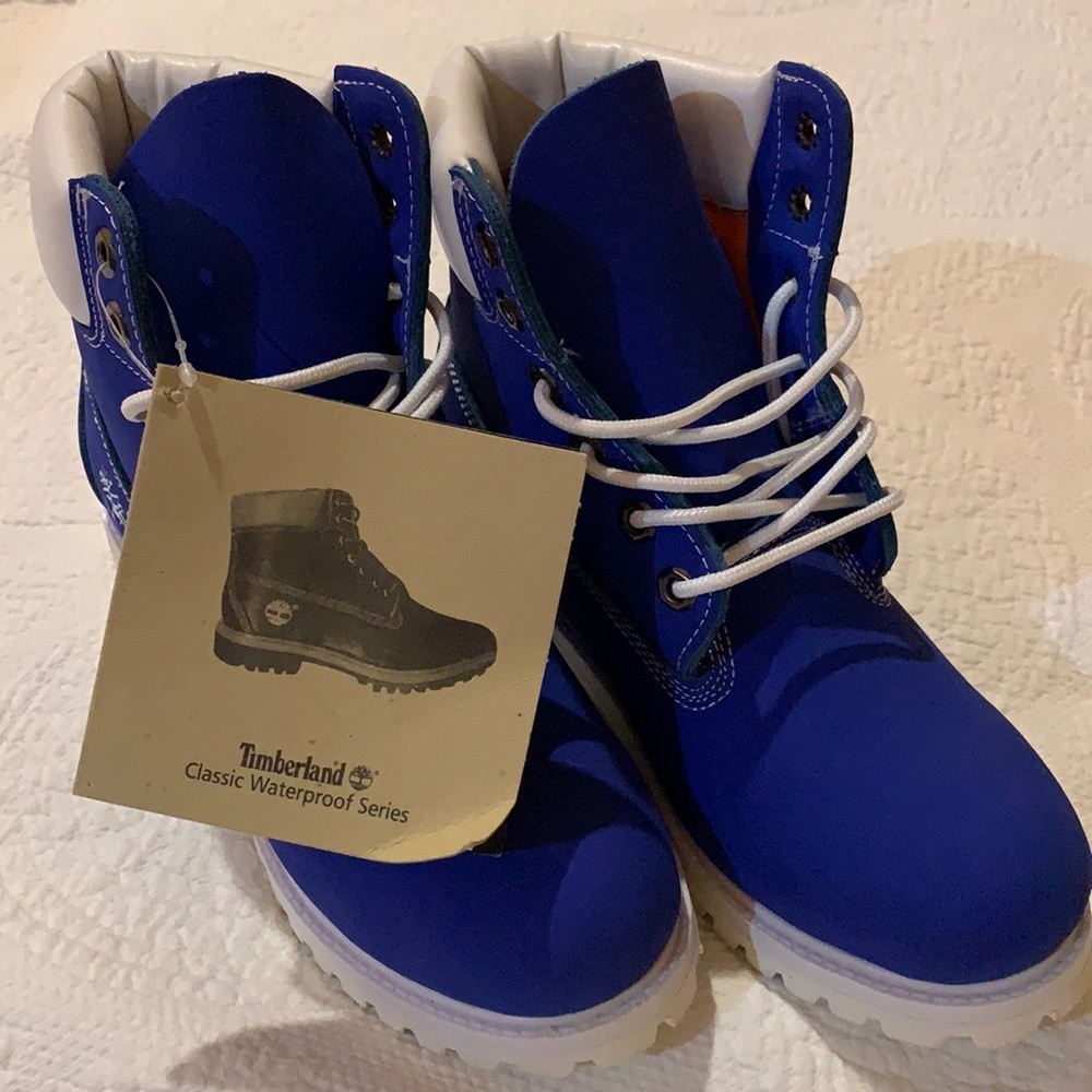 Timberland women’s blue 6”classic waterproof boots says size 9 fits like 8 1/2